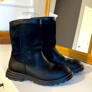 Black leather and suede Uggs-great shape